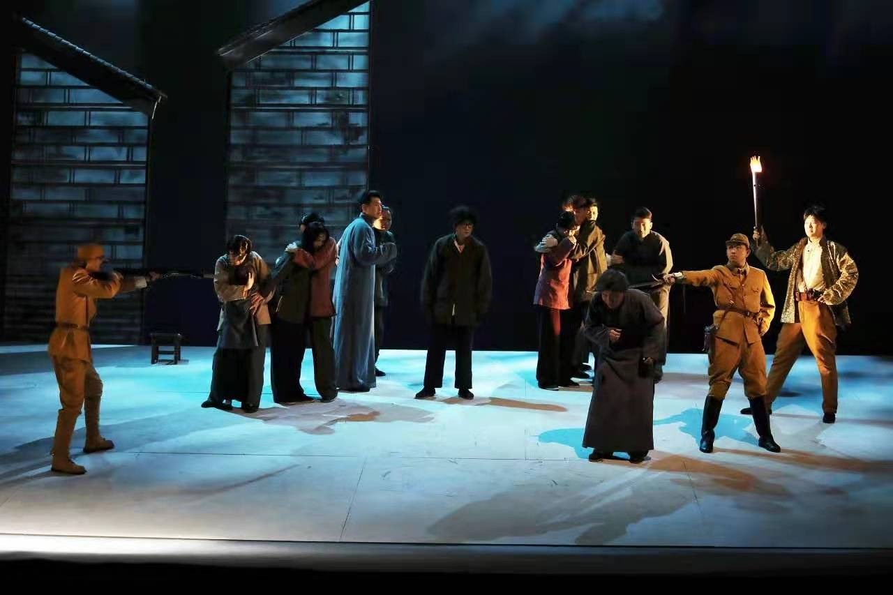 “看演出、學(xué)黨史” ——南京市話劇團(tuán)創(chuàng)排紅色史詩(shī)劇《大李巷》震撼上演!